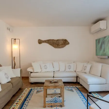 Flor, Exclusive House With Pool In فيلة