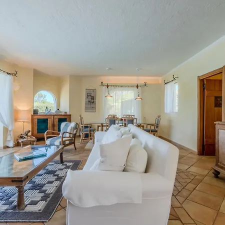 Flor, Exclusive House With Pool In