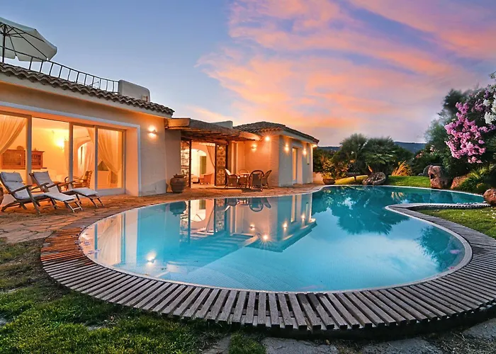 Flor, Exclusive House With Pool In Стинтино